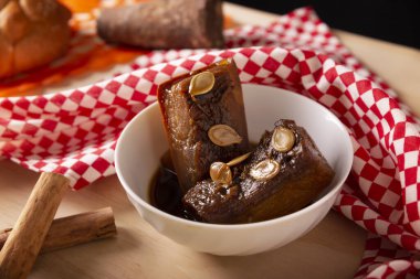 Dulce de Calabaza. Ana malzemeleri balkabağı ve piloncillo olan Meksika tatlıları Chacualole, Xacualole veya Calabaza en Tacha olarak da bilinir..