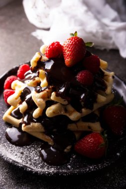 Meyveli taze ev yapımı waffle ve bolca erimiş çikolatayla kaplı krema..