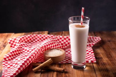 Agua de Horchata. Also known as horchata de arroz, it is one of the traditional fresh waters in Mexico, it is made with rice and cinnamon.
