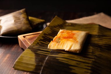 Oaxacan Tamale 'leri. Meksika ve bazı Latin Amerika ülkelerinin tipik antipatik yemekleri. Muz yapraklarına sarılmış mısır hamuru. Tamaleler buğulandı.. 