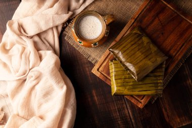 Oaxacan Tamale 'leri. Meksika ve bazı Latin Amerika ülkelerinin tipik antipatik yemekleri. Muz yapraklarına sarılmış mısır hamuru. Tamaleler buğulandı.. 
