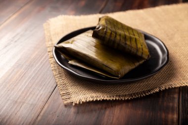 Oaxacan Tamale 'leri. Meksika ve bazı Latin Amerika ülkelerinin tipik antipatik yemekleri. Muz yapraklarına sarılmış mısır hamuru. Tamaleler buğulandı.. 