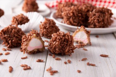 Çikolata aromalı marşmelovla kaplı ev yapımı Karamelli marşmelovlar. Tatlandırması kolay, pişirmesi kolay, parti ve şenlik için ideal.