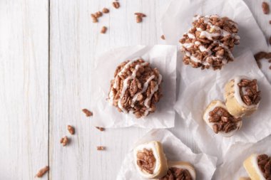 Çikolata aromalı marşmelovla kaplı ev yapımı Karamelli marşmelovlar. Pilav yapmak kolay. Pişirmeye gerek yok..