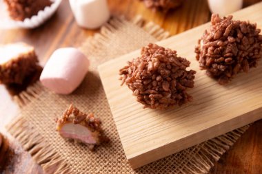 Çikolata aromalı marşmelovla kaplı ev yapımı Karamelli marşmelovlar. Pilav yapmak kolay. Pişirmeye gerek yok..