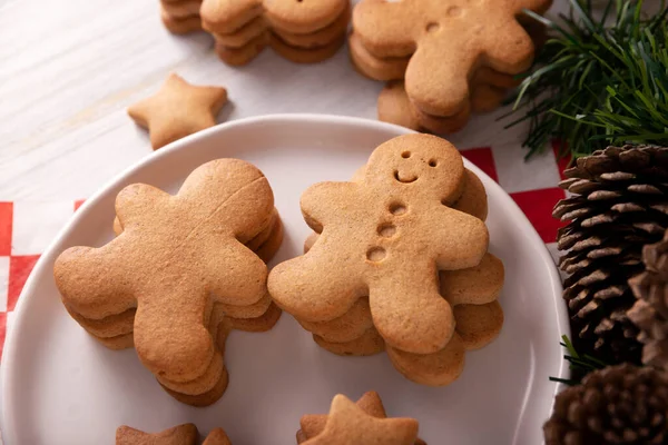 自家製ジンジャーブレッドマンクッキーは 伝統的にクリスマスや休日に作られました — ストック写真