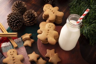 Ev yapımı zencefilli kurabiye ve süt geleneksel olarak Noel ve bayramlarda yapılır..