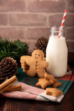 Ev yapımı zencefilli kurabiye ve süt geleneksel olarak Noel ve bayramlarda yapılır..