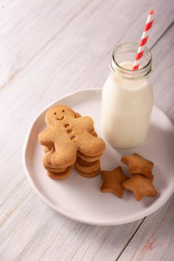 Ev yapımı zencefilli kurabiye ve süt geleneksel olarak Noel ve bayramlarda yapılır..