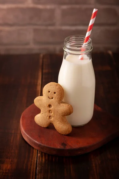 传统上在圣诞节和假日做的自制姜饼 饼干和牛奶 — 图库照片