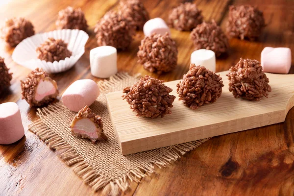 Hemlagad Karamell Marshmallows Täckt Choklad Smak Puffat Ris Söt Behandla — Stockfoto