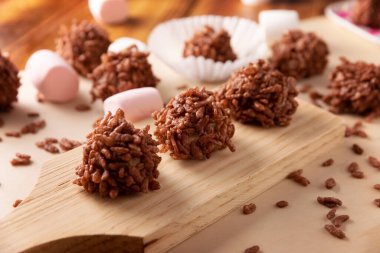 Çikolata aromalı marşmelovla kaplı ev yapımı Karamelli marşmelovlar. Tatlandırması kolay, pişirmesi kolay, parti ve şenlik için ideal.