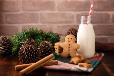 Ev yapımı zencefilli kurabiye ve süt geleneksel olarak Noel ve bayramlarda yapılır..