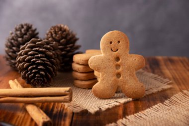 Ev yapımı zencefilli kurabiye, çam kozalağı, geleneksel Noel ve bayramlarda yapılan kurabiyeler..