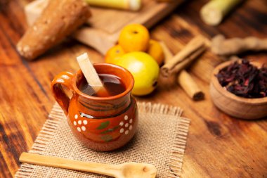 Ponche de Frutas. Noel meyveli punç Meksika 'da geleneksel olarak postalar ve Noel zamanı tüketilen bir karışım. Cantarito adında el yapımı kilden bir bardakta servis ediliyor..