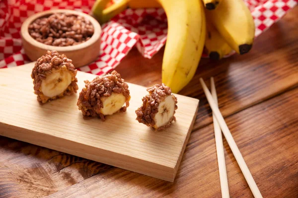 Rolos Doces Sushi Banana Com Caramelo Manteiga Amendoim Arroz Soprado — Fotografia de Stock