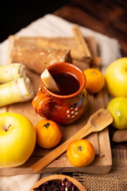 Ponche de Frutas. Noel meyveli punç Meksika 'da geleneksel olarak postalar ve Noel zamanı tüketilen bir karışım. Cantarito adında el yapımı kilden bir bardakta servis ediliyor..