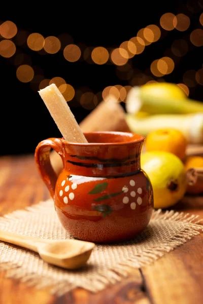 Ponche Frutas 圣诞果子酱是墨西哥的一种输液 传统上是在土豆和圣诞期间饮用 在手工制作的粘土杯中 Cantarito — 图库照片