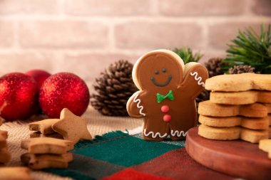 Ev yapımı zencefilli kurabiye, geleneksel olarak kışın ve tatillerde yapılır..