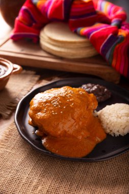 Encacahuatado. Yer fıstığı, kuru biber, susam tohumu, domates ve diğer baharatlardan yapılmış Meksika köstebeği. Et, domuz, tavuk ya da Enmoladas 'ta servis edilir..