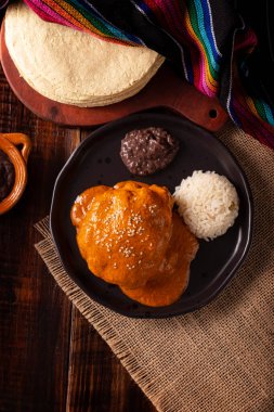 Encacahuatado. Yer fıstığı, kuru biber, susam tohumu, domates ve diğer baharatlardan yapılmış Meksika köstebeği. Et, domuz, tavuk ya da Enmoladas 'ta servis edilir..