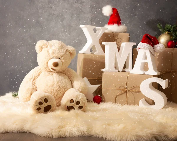 素朴なギフトボックス クリスマスの装飾とかわいいテディベアとレタリングXmasと屋内クリスマスシーン — ストック写真