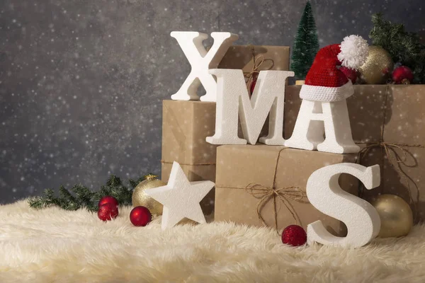 素朴なギフトボックス クリスマスの装飾やレタリングと屋内クリスマスシーンXmas — ストック写真