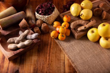 Meksika meyveli punç hazırlamak için temel malzemeler, Aralık ayı boyunca posadalarda ve Noel kutlamalarında geleneksel olarak tüketilen sıcak bir içecek..