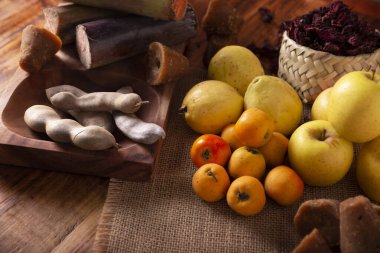 Meksika meyveli punç hazırlamak için temel malzemeler, Aralık ayı boyunca posadalarda ve Noel kutlamalarında geleneksel olarak tüketilen sıcak bir içecek..