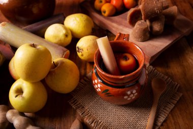Ponche de Frutas Navidad. Meksika 'da Noel meyveli punç, Noel aralık mevsiminde posada ve Noel arifesinde geleneksel olarak tüketilen meyveli sıcak bir içecektir..