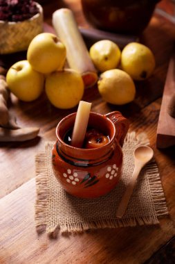 Ponche de Frutas Navidad. Meksika 'da Noel meyveli punç, Noel aralık mevsiminde posada ve Noel arifesinde geleneksel olarak tüketilen meyveli sıcak bir içecektir..