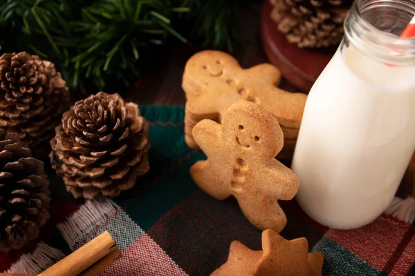 Ev yapımı zencefilli kurabiye, geleneksel olarak Noel 'de ve bayramlarda yapılır..