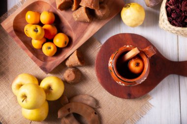 Ponche de Frutas Navidad. Meksika 'da Noel meyveli punç, Noel aralık mevsiminde posada ve Noel arifesinde geleneksel olarak tüketilen meyveli sıcak bir içecektir..