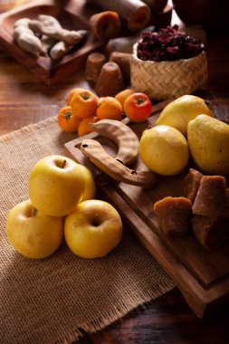 Meksika meyveli punç hazırlamak için temel malzemeler, Aralık ayı boyunca posadalarda ve Noel kutlamalarında geleneksel olarak tüketilen sıcak bir içecek..