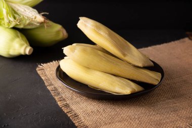 Tamales de Elote, diğer adıyla Uchepos. Tipik Meksika yemeği. Yeşil salsa ile servis edilebilir ve yanında ekşi krema ya da karamel kaplı bir tatlı olarak servis edilebilir.