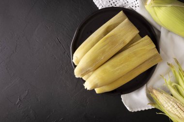 Tamales de Elote, diğer adıyla Uchepos. Tipik Meksika yemeği. Yeşil salsa ile servis edilebilir ve yanında ekşi krema ya da karamel kaplı bir tatlı olarak servis edilebilir.