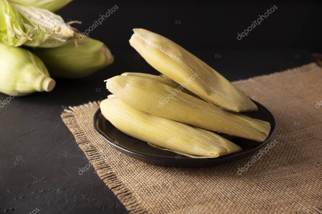 Tamales de Elote, también llamado Uchepos. Plato típico mexicano. Se puede servir con salsa