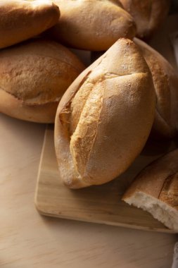 Bolillos. Geleneksel Meksika pastanesi. Genellikle yiyeceğe eşlik eden beyaz ekmek ve Tortas adlı Meksika sandviçlerini hazırlamak için kullanılır..