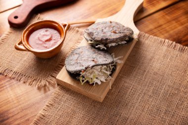 Gordita de Chicharron. Chicharron Prensado ile doldurulmuş Blue Cornmeal hamur. Geleneksel Meksika aperatifi genellikle kişniş, soğan ve acı sos eşliğinde yapılır..