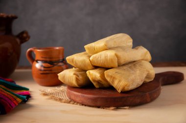 Tamale. Meksika ve bazı Latin Amerika ülkelerinin tipik antipatik yemekleri. Mısır yaprağına sarılmış mısır hamuru. Tamaleler buğulandı.. 