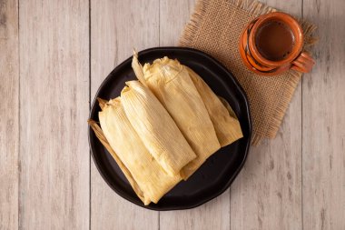 Tamale. Meksika ve bazı Latin Amerika ülkelerinin tipik antipatik yemekleri. Mısır yaprağına sarılmış mısır hamuru. Tamaleler buğulandı.. 