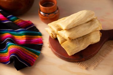 Tamale. Meksika ve bazı Latin Amerika ülkelerinin tipik antipatik yemekleri. Mısır yaprağına sarılmış mısır hamuru. Tamaleler buğulandı.. 