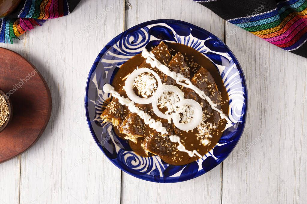 Enmoladas de pollo. También conocidas como enchiladas mole poblano, son