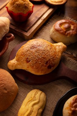 Cocol. Typical Mexican bread in the shape of a diamond, somewhat spongy and dry with anise and piloncillo flavor, sometimes covered with sesame seeds. Perfect to accompany with coffee.