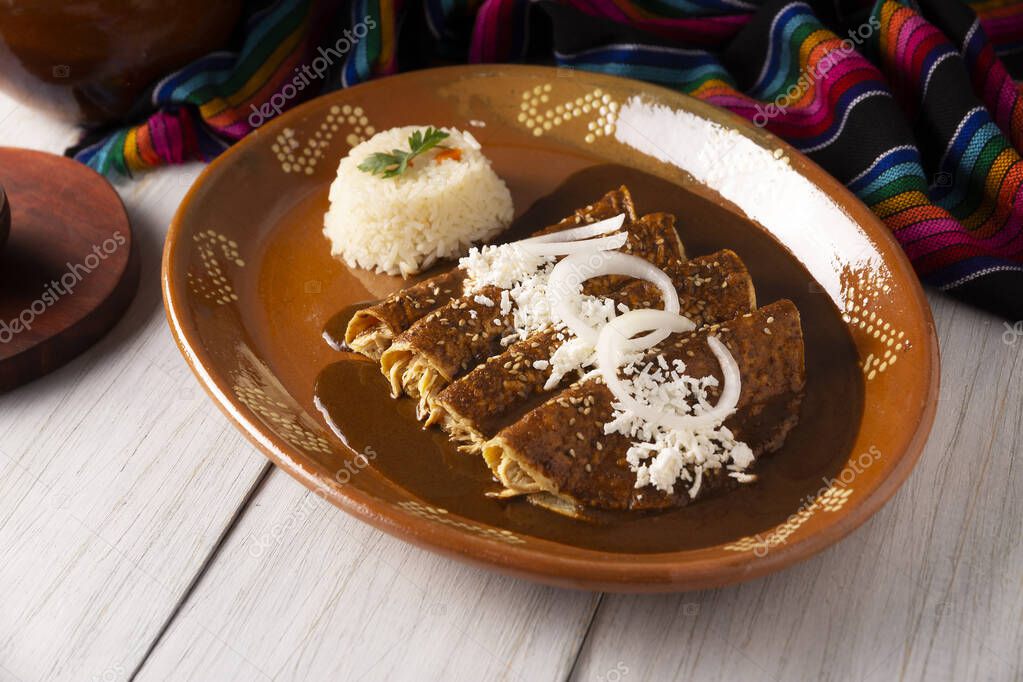 Enmoladas de pollo. También conocidas como enchiladas mole poblano, son