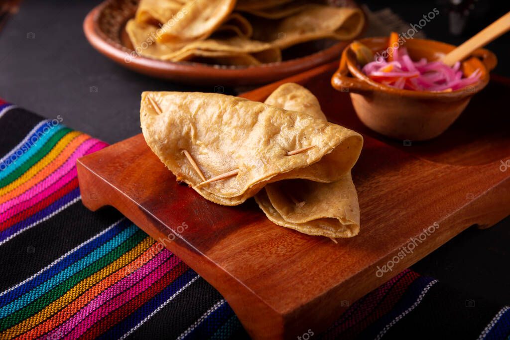Quesadillas Doradas. Quesadillas fritas hechas con tortillas de maíz, se pueden rellenar con