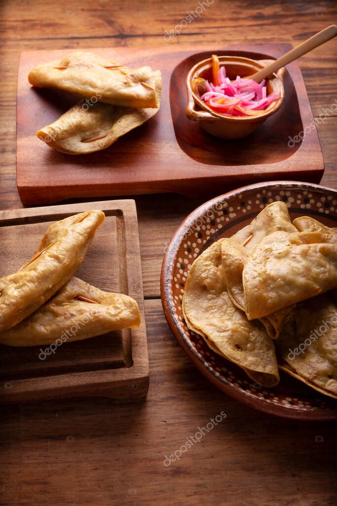 Quesadillas Doradas. Quesadillas fritas hechas con tortillas de maíz, se pueden rellenar con