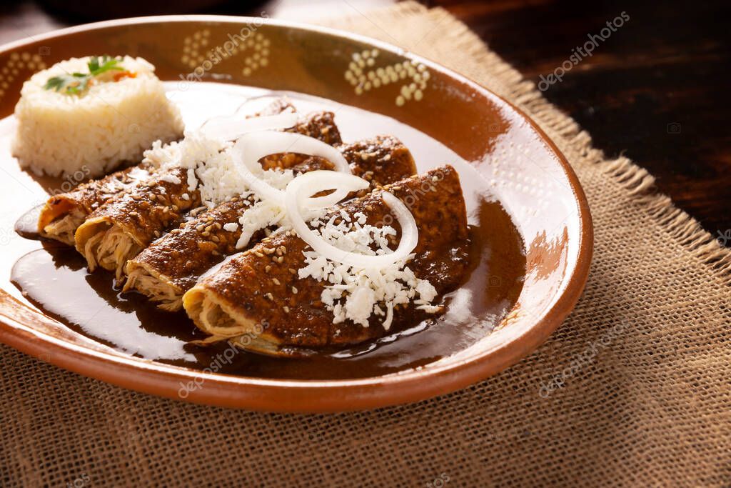Enmoladas de pollo. También conocidas como enchiladas mole poblano, son