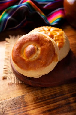 Bisküvi. Bisquets Chinos olarak da bilinir, Meksika 'nın geleneksel ekmeklerinden biridir, genellikle sıcak tüketilir, ikiye bölünür ve tereyağı ve meyve reçeli ile yayılır..