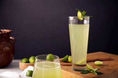 Organik limonlu ev yapımı limonata ve nane şekeri, pek çok ülkede popüler bir ferahlatıcı içecek. Meksika 'da Agua de Limon adı verilen geleneksel Aguas Frescas' ın bir parçasıdır..